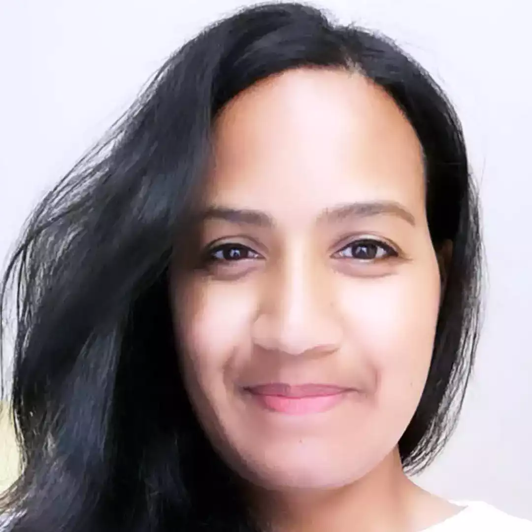 Linda Convert, praticienne en réflexologie, souriant face à l'objectif